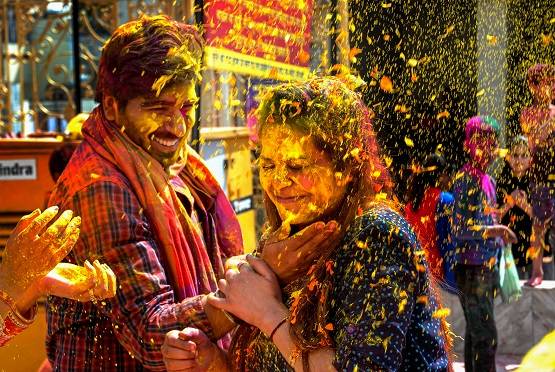 होली पर कोरोना वायरस से नहीं डरे लोग, देखें जश्न की तस्वीरें