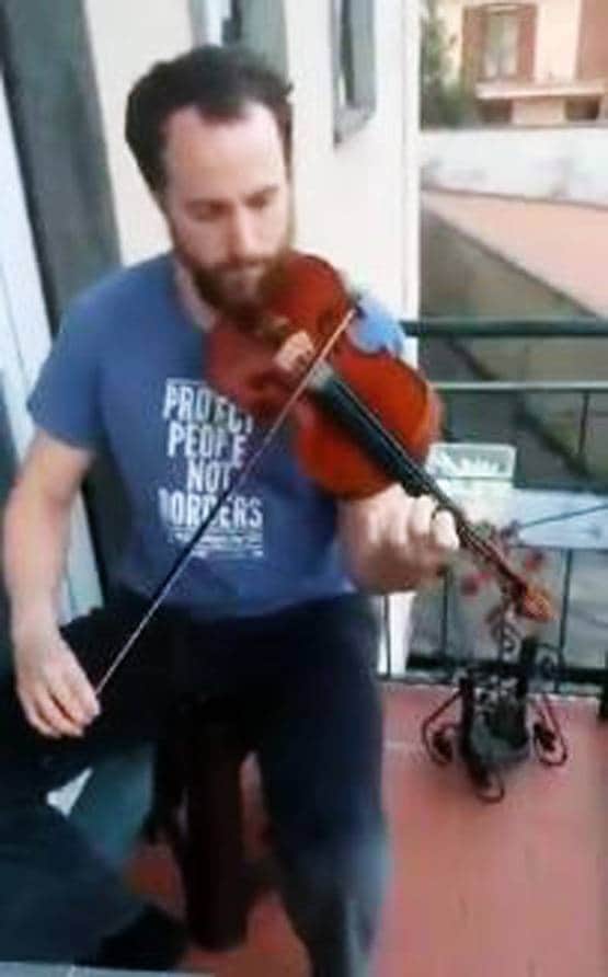 घरों में बंद इटली के लोग, हौसला बढ़ाने को बालकनी में गा रहे गाना