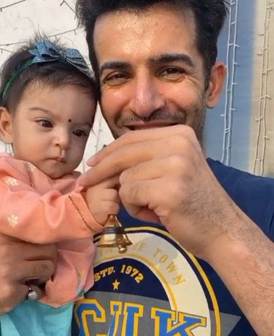 कोरोना कमांडो को नन्हे स्टारकिड्स का क्यूट सलाम, बजाई थाली और घंटी