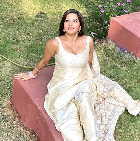 मोनोकिनी में मोनालिसा ने शेयर की फोटो, बिना मेकअप ऐसी आईं नजर