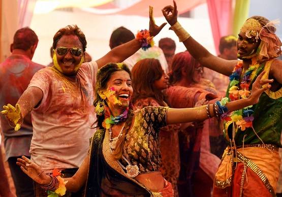 होली पर कोरोना वायरस से नहीं डरे लोग, देखें जश्न की तस्वीरें