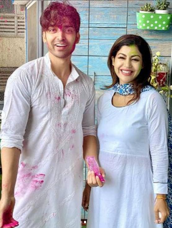 दीपिका कक्कड़ से लेकर रश्मि देसाई तक, टीवी सेलेब्स ने जमकर खेली होली