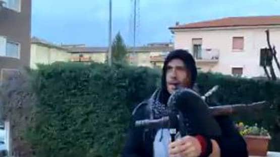 घरों में बंद इटली के लोग, हौसला बढ़ाने को बालकनी में गा रहे गाना