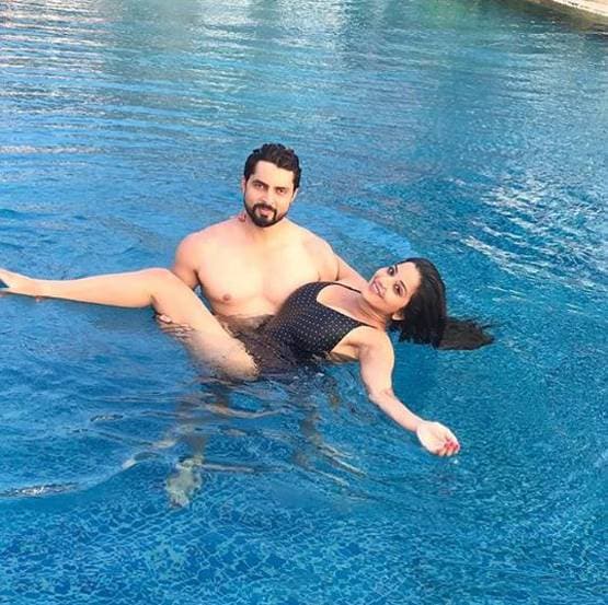 मोनोकिनी में मोनालिसा ने शेयर की फोटो, बिना मेकअप ऐसी आईं नजर