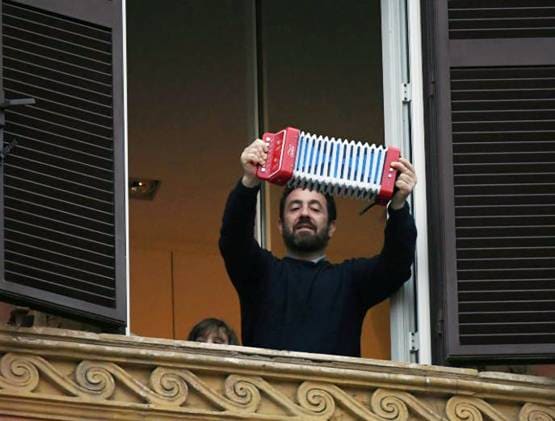 घरों में बंद इटली के लोग, हौसला बढ़ाने को बालकनी में गा रहे गाना