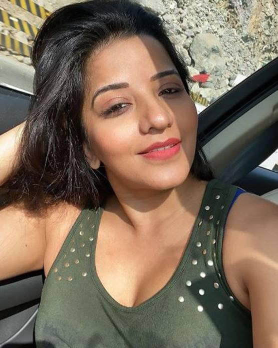 मोनोकिनी में मोनालिसा ने शेयर की फोटो, बिना मेकअप ऐसी आईं नजर