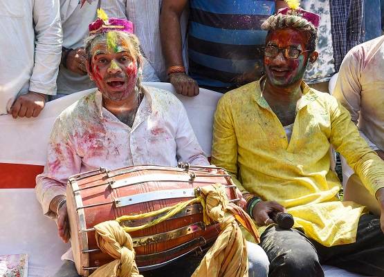 होली पर कोरोना वायरस से नहीं डरे लोग, देखें जश्न की तस्वीरें