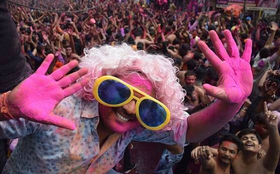 होली पर कोरोना वायरस से नहीं डरे लोग, देखें जश्न की तस्वीरें