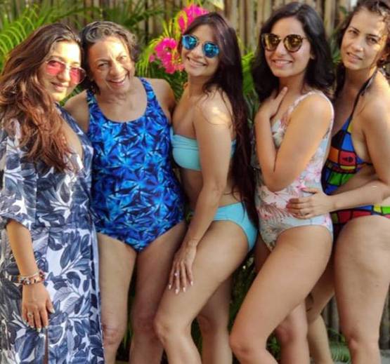 76 साल की तनुजा ने पहना स्विम सूट, बेटी के बर्थडे पर मनाया जश्न