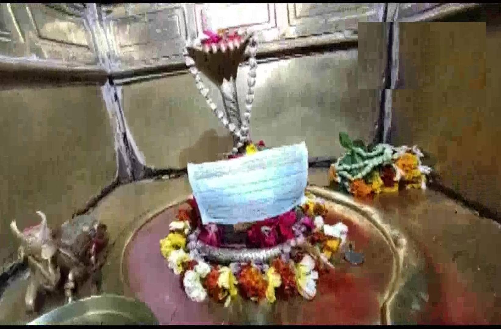 कोरोना से भगवान को भी खतरा! भक्तों ने पहना दिया मास्क