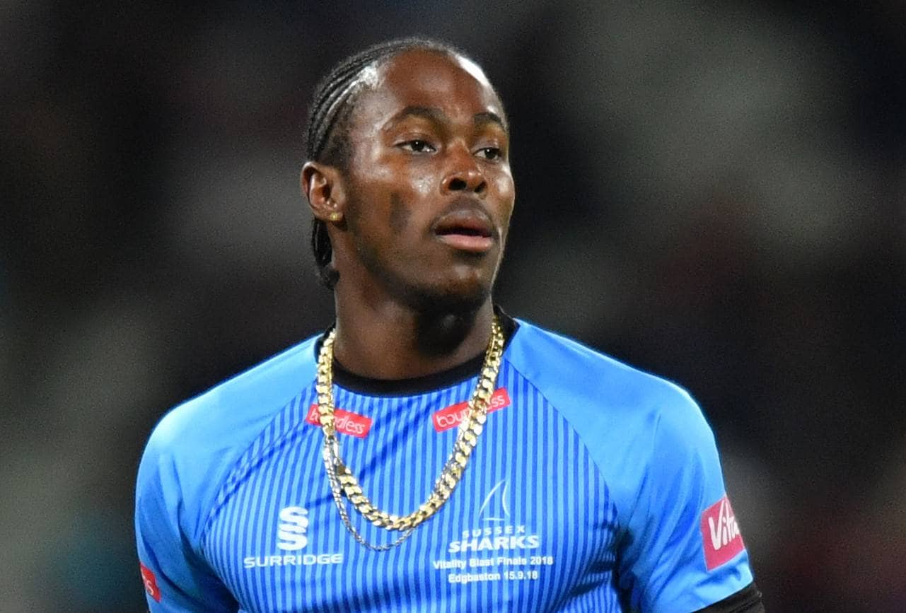 नस्लीय टिप्पणी का शिकार हुए आर्चर, सोशल मीडिया पर निकाली भड़ास