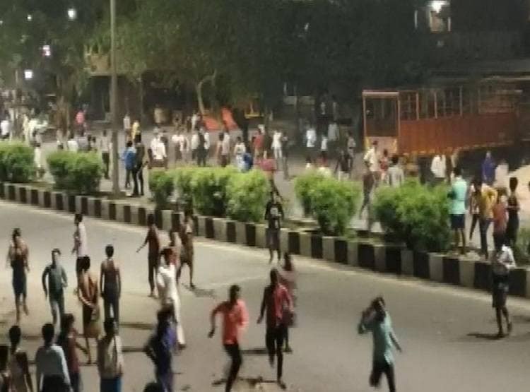 गुजरात में खाना मांग रहे मजदूरों का पुलिस से संघर्ष, कई गिरफ्तार