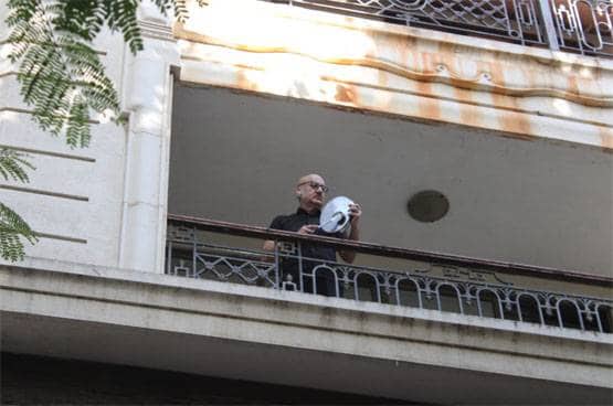 अनुपम से सलीम खान तक, कोरोना कमांडोज के सम्मान में निकले सितारे, बजाई ताली