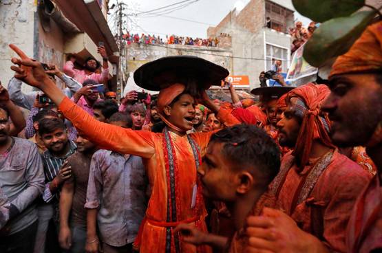 खास है बरसाने की लट्ठमार होली, यहां पुरुषों को पीटती हैं महिलाएं