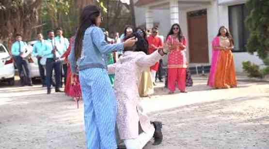 देवोलीना की 'बहन' को बॉयफ्रेंड ने फिल्मी अंदाज में किया प्रपोज, VIDEO