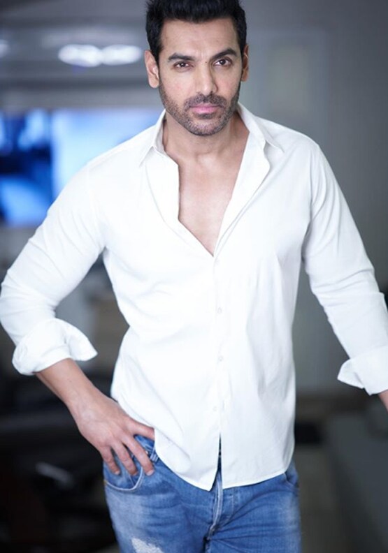 जॉन अब्राहम से करीना तक, होली से दूर भागते हैं ये फिल्मी सितारे