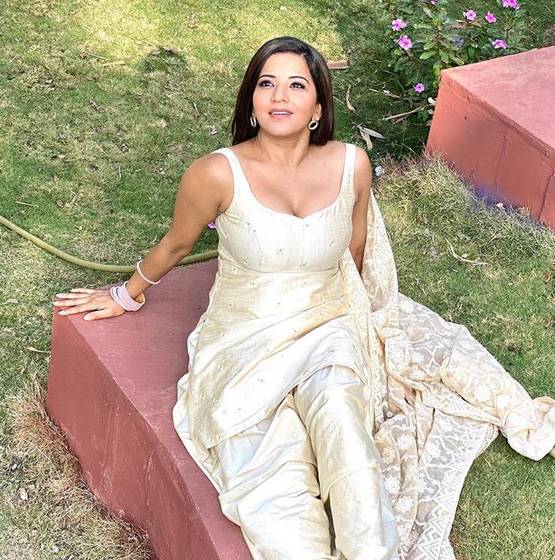 ब्लैक मोनोकनी में जब स्विमिंग पूल में उतरीं मोनालिसा, देखें वीडियो