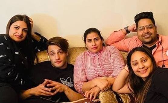 गर्लफ्रेंड हिमांशी की मां संग आसिम ने बिताया समय, यूं दिखी बॉन्डिंग