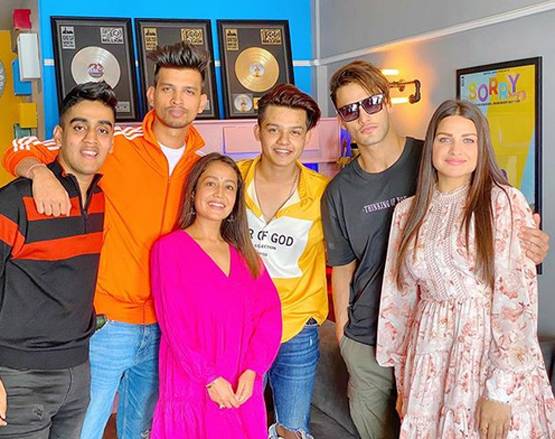 कोरोना के बीच आसिम-हिमांशी ने किया सॉन्ग प्रमोट, मास्क पहने आए नजर