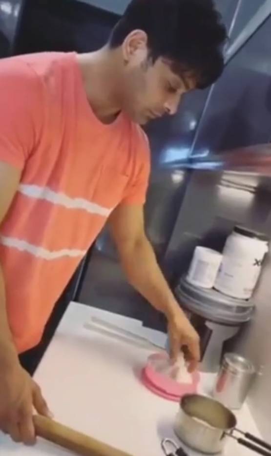 सिद्धार्थ ने बनाई रोटी तो करिश्मा ने मैगी, लॉकडाउन में किचन संभाल रहे सितारे