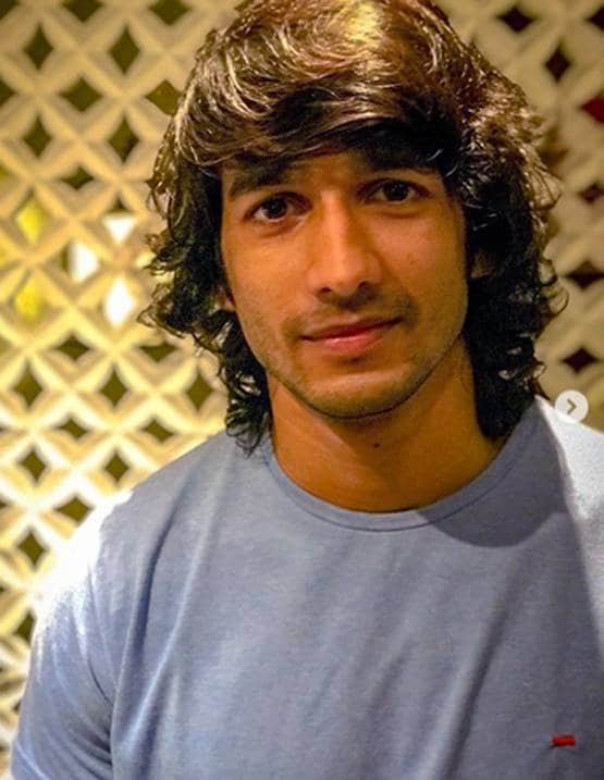 झाड़ू-पोछा करते वक्त सेलेब्स की मस्ती, डांसिंग से लेकर बैटिंग तक करते आए नजर