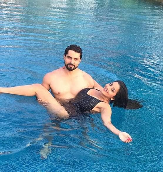 पति संग पूल में मोनालिसा का रोमांटिक अंदाज, तस्वीरें वायरल