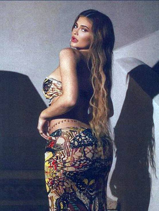 अरबपति स्टार काइली जेनर का बोल्ड शूट वायरल, देखें तस्वीरें