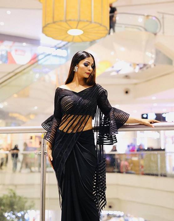 पूल किनारे एंजॉय करती दिखीं अजय देवगन की साली तनीषा, बोल्ड अंदाज छाया