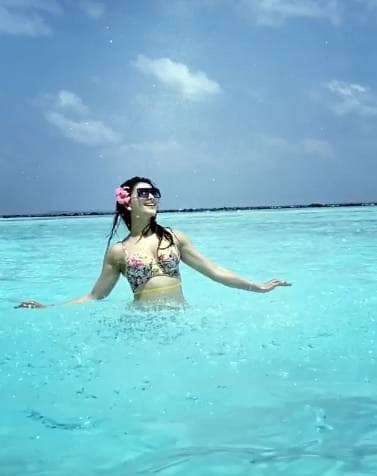 क्वारनटीन में उर्वशी को आई बीते दिनों की याद, जब समंदर में की थी मस्ती