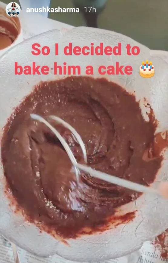 अनुष्का शर्मा ने पापा का बर्थडे बनाया स्पेशल, खुद बेक किया केक