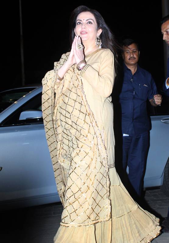 ईशा अंबानी की होली पार्टी, पति निक संग दिखीं प्रियंका की रोमांटिक केमिस्ट्री