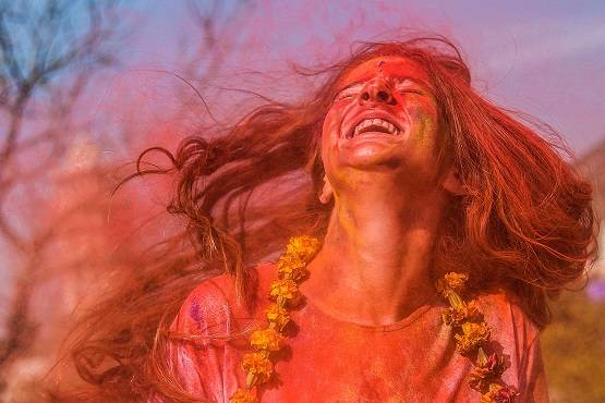 होली पर कोरोना वायरस से नहीं डरे लोग, देखें जश्न की तस्वीरें