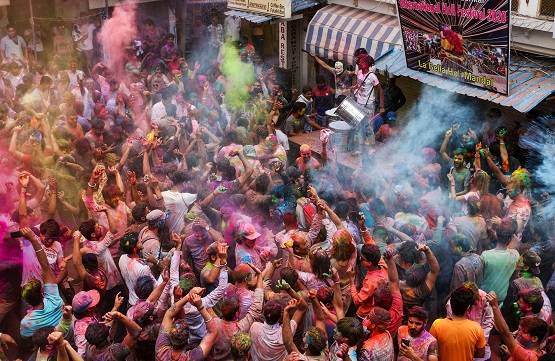होली पर कोरोना वायरस से नहीं डरे लोग, देखें जश्न की तस्वीरें