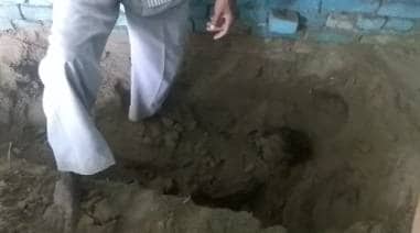 घर में खुदाई हुई तो चौंक गए लोग, जमीन से निकली लाश फिर हुआ ये बड़ा खुलासा