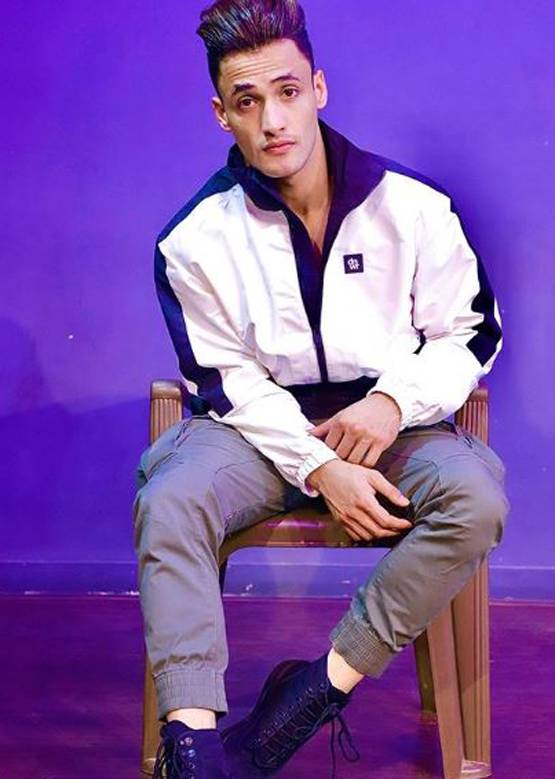 गजनी के आमिर खान लुक में दिखे आसिम रियाज, इंटरनेट पर वायरल तस्वीर