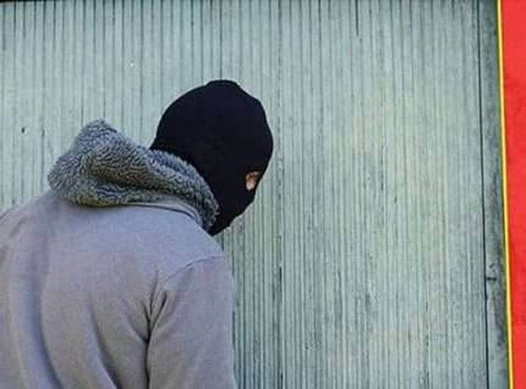 युवक कर रहा था सड़क के किनारे पेशाब, पीछे से चोर BMW कार लेकर भागा