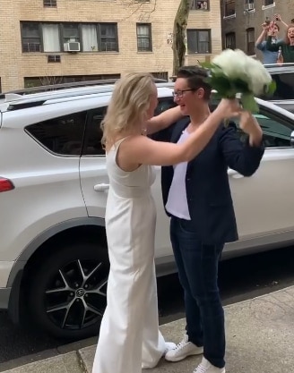 कोरोना: रोड पर खड़े होकर जोड़े ने की शादी, चौथी मंजिल से निभाई गईं रस्में