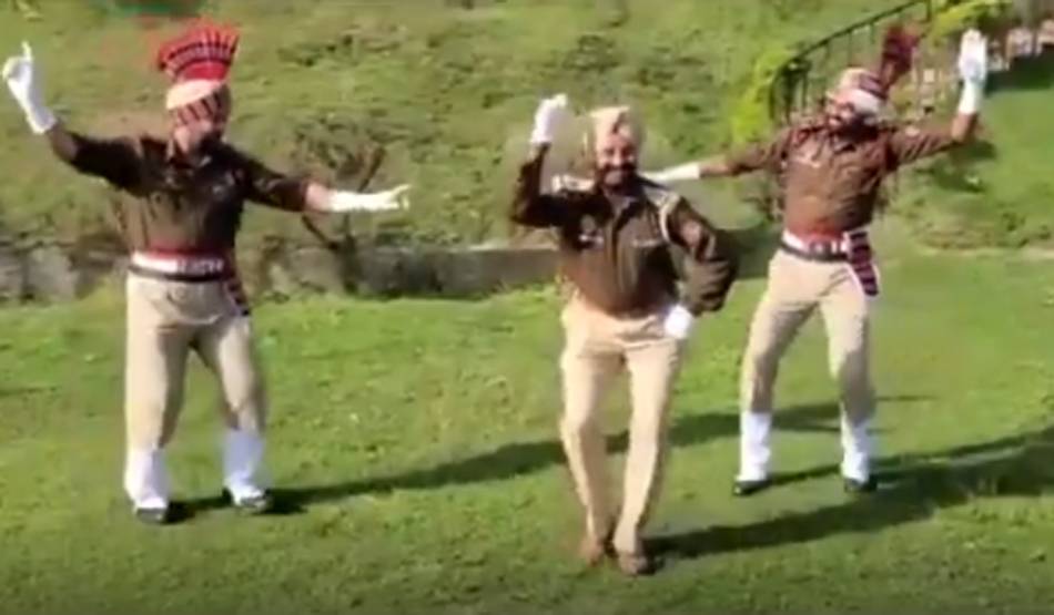 पंजाब पुलिस ने 'बारी बरसी ' पर किया डांस, बताया कैसे रहें कोरोना से सुरक्षित
