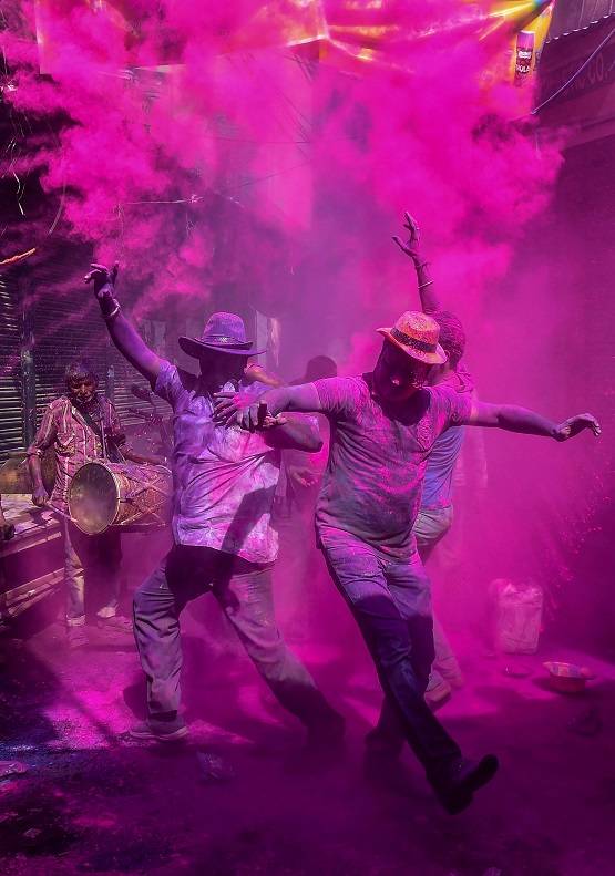 होली पर कोरोना वायरस से नहीं डरे लोग, देखें जश्न की तस्वीरें