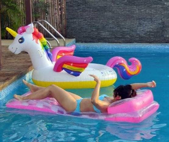 76 साल की तनुजा ने पहना स्विम सूट, बेटी के बर्थडे पर मनाया जश्न