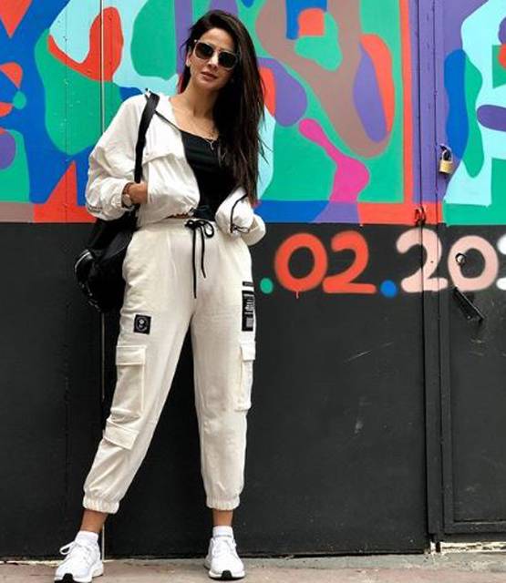 पर्दे पर इरफान संग हिट रही ये पाक एक्ट्रेस, रियल लाइफ में है ग्लैमरस