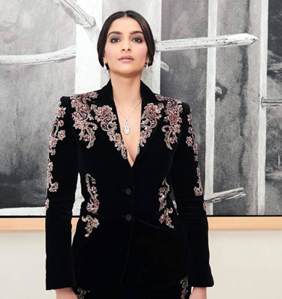 बॉलीवुड की टॉप एक्ट्रेसेज जिन्होंने अपने काम से पुरुषों को भी पछाड़ दिया