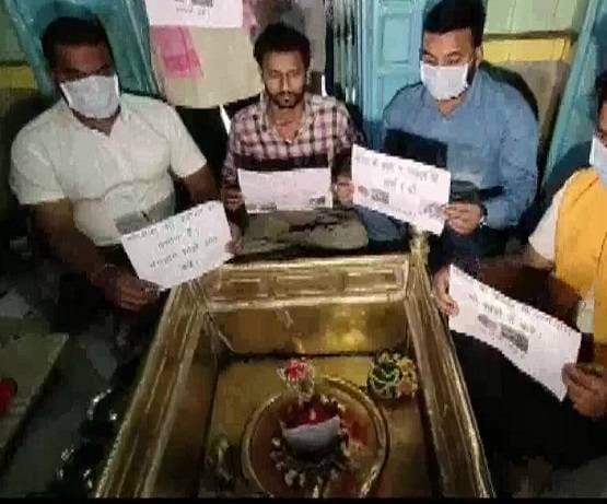 कोरोना से भगवान को भी खतरा! भक्तों ने पहना दिया मास्क