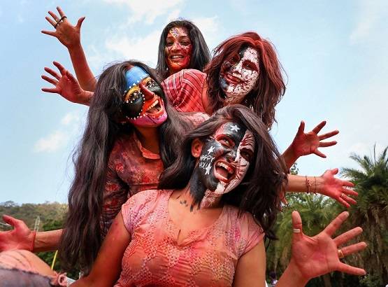 होली पर कोरोना वायरस से नहीं डरे लोग, देखें जश्न की तस्वीरें