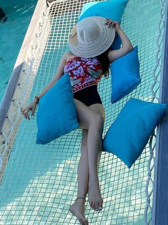 मालदीव में दिखा हंसिका मोटवानी का बोल्ड लुक, समंदर किनारे योग