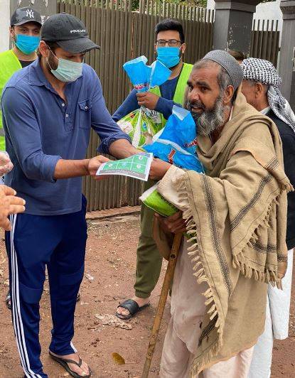 कोरोना: गरीबों को आटा-चावल बांट रहे आफरीदी, भज्जी ने दी शाबाशी