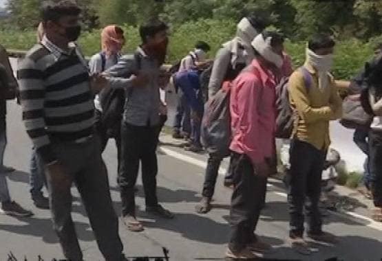 लॉकडाउन से छिन गया रोजगार, रिक्शे से 1000KM दूर घर लौट रहे मजदूर