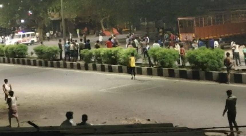 गुजरात में खाना मांग रहे मजदूरों का पुलिस से संघर्ष, कई गिरफ्तार