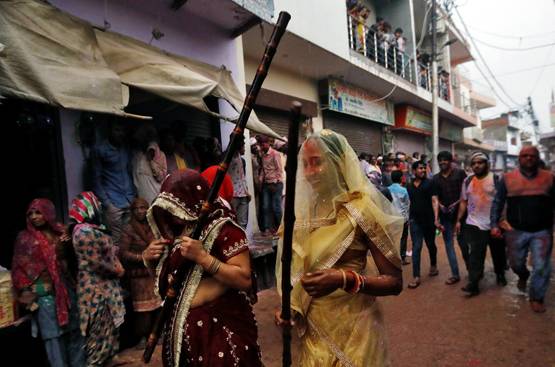 खास है बरसाने की लट्ठमार होली, यहां पुरुषों को पीटती हैं महिलाएं