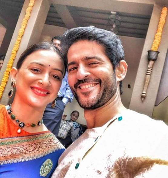 बर्थडे पर हितेन तेजवानी ने पत्नी संग किया लिपलॉक, रोमांटिक फोटो वायरल